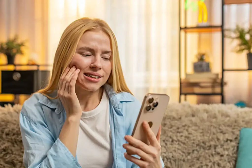 female petient with toothache contacting emergency dentist